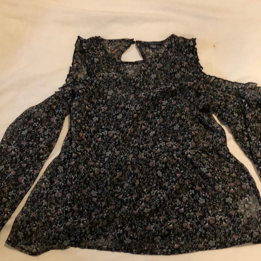 Shoulder-less blouse